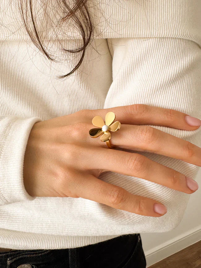 Golden Flora Daisy Ring