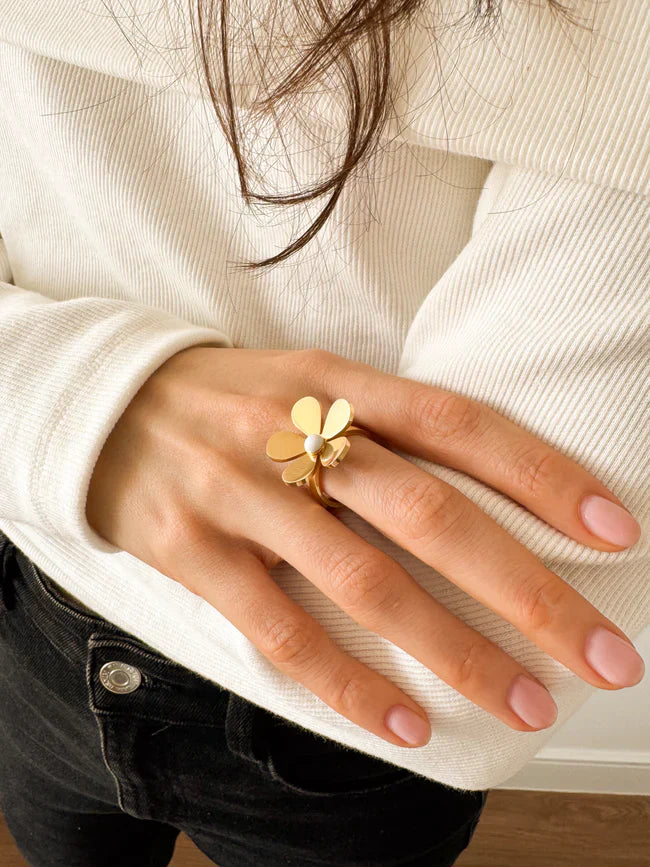 Golden Flora Daisy Ring