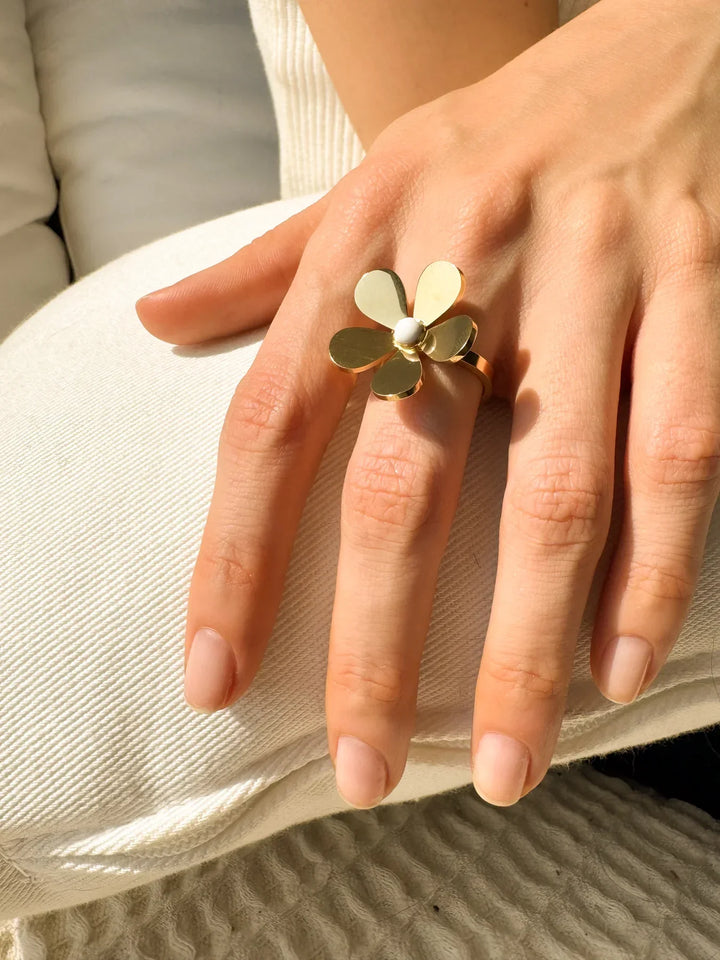 Golden Flora Daisy Ring