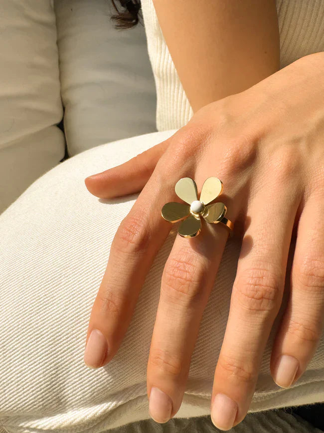 Golden Flora Daisy Ring