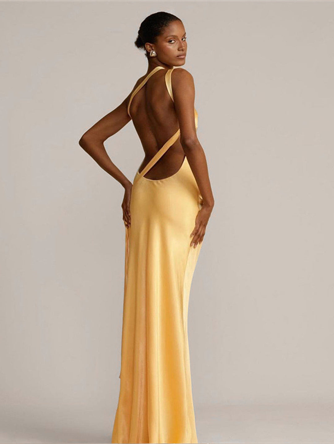 Elara | Radiant Backless Elegance